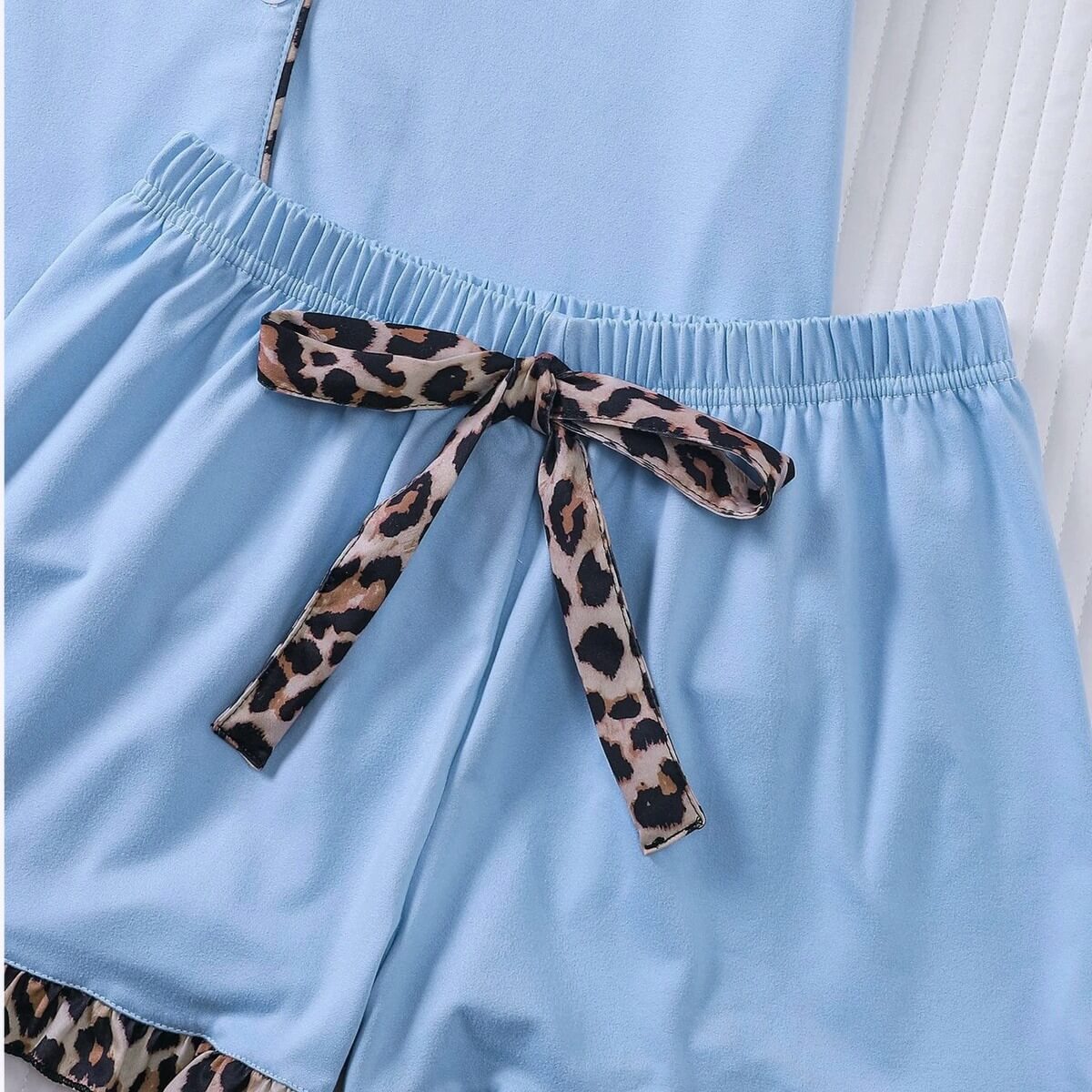 Cozy 2-Piece Short Pajama Set with Leopard Accent Bow Loungewear for Women