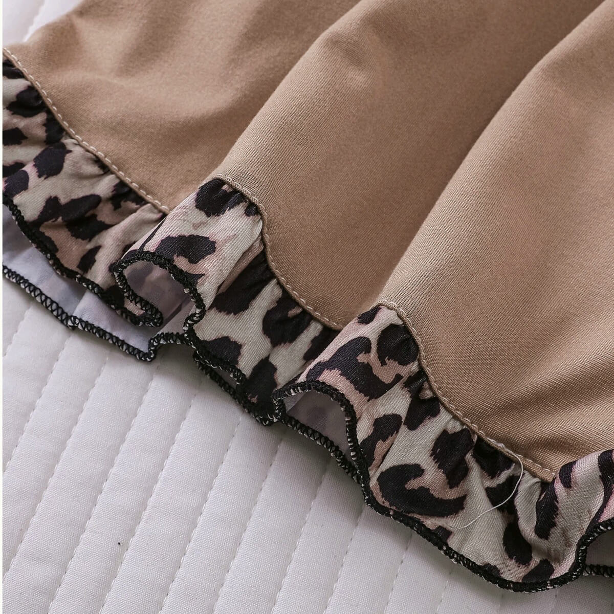 Cozy 2-Piece Short Pajama Set with Leopard Accent Bow Loungewear for Women